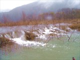 Вода бежит в реку через поле.
